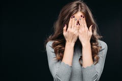 Überraschtes reizendes Frauenbedeckungsgesicht mit der Hand stockfoto Überraschtes reizendes Frauenbedeckungsgesicht mit der Hand stockfoto