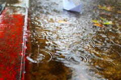 Überschwemmung, Winterregen in Israel Regen-Wasser überschwemmt die Pflasterung und die Autostraße stockbilder Überschwemmung, Winterregen in Israel Regen-Wasser überschwemmt die Pflasterung und die Autostraße stockbilder