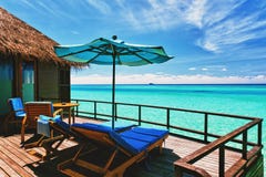 Übersehenlagune des Overwater Landhaus-Balkons stockfoto Übersehenlagune des Overwater Landhaus-Balkons stockfoto