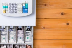 Übersteigen Sie hinunter Ansicht über Registrierkasse voll von Münzen lizenzfreie stockfotos Übersteigen Sie hinunter Ansicht über Registrierkasse voll von Münzen lizenzfreie stockfotos