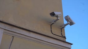 Überwachungskamera im Freien auf den Straßen von St Petersburg stock video Überwachungskamera im Freien auf den Straßen von St Petersburg stock video