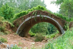 Überwucherte Halle im Wald, der alte Hangar für Flächen, ein Militärhangar in einem Wald stockbild Überwucherte Halle im Wald, der alte Hangar für Flächen, ein Militärhangar in einem Wald stockbild