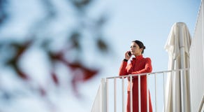 Überzeugte Frau, die weg schaut lizenzfreies stockfoto Überzeugte Frau, die weg schaut lizenzfreies stockfoto