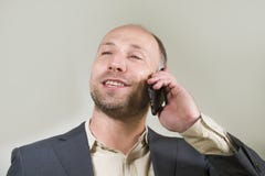 Überzeugter erfolgreicher Geschäftsmann, der am Handy hat Geschäftsgespräch mit dem Mobiltelefonlächeln nett in Unternehmens spri lizenzfreie stockbilder Überzeugter erfolgreicher Geschäftsmann, der am Handy hat Geschäftsgespräch mit dem Mobiltelefonlächeln nett in Unternehmens spri lizenzfreie stockbilder
