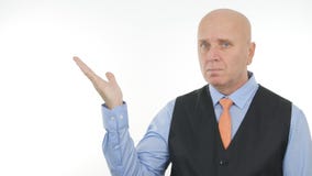 Überzeugter Geschäftsmann Image Presenting eine eingebildete Sache mit Handzeichen lizenzfreie stockfotos Überzeugter Geschäftsmann Image Presenting eine eingebildete Sache mit Handzeichen lizenzfreie stockfotos