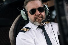 Überzeugter männlicher Hubschrauberpilot lizenzfreie stockfotos Überzeugter männlicher Hubschrauberpilot lizenzfreie stockfotos