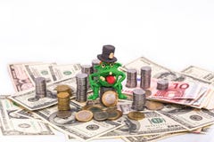 Żądny Leprechaun na stosie pieniądze obraz stock Żądny Leprechaun na stosie pieniądze obraz stock