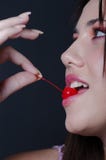 Ładna dama z mięsistymi wargami, gryźć słodkiej wiśni zdjęcie royalty free Ładna dama z mięsistymi wargami, gryźć słodkiej wiśni zdjęcie royalty free