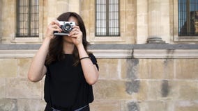 Ładna kobieta robi fotografii rewinding ekranową kamerę na tle Starzy budynki w Paryż na tle zdjęcie wideo Ładna kobieta robi fotografii rewinding ekranową kamerę na tle Starzy budynki w Paryż na tle zdjęcie wideo