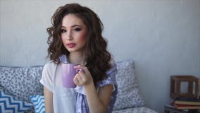 Ładna kobieta ubierał w piżama napojów ranku kawie w jej sypialni zbiory wideo Ładna kobieta ubierał w piżama napojów ranku kawie w jej sypialni zbiory wideo