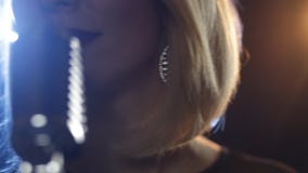 Ładna kobieta z mic zdjęcie wideo Ładna kobieta z mic zdjęcie wideo