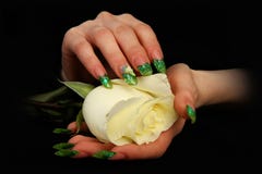 Ładna kobiety ręka z perfect malującymi gwoździami na czarnym tle obrazy royalty free Ładna kobiety ręka z perfect malującymi gwoździami na czarnym tle obrazy royalty free