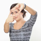 Ładna młoda brunetka robi palec ramie zdjęcia stock Ładna młoda brunetka robi palec ramie zdjęcia stock