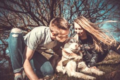 Ładny para odpoczynek plenerowy w lesie z husky zdjęcia royalty free Ładny para odpoczynek plenerowy w lesie z husky zdjęcia royalty free
