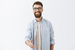 Ładny spotykać ciebie kumpel Portret przyglądający powabny caucasian facet z długim eleganckim brody i fryzury ciągnięciem zdjęcie stock Ładny spotykać ciebie kumpel Portret przyglądający powabny caucasian facet z długim eleganckim brody i fryzury ciągnięciem zdjęcie stock