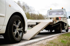 Ładować łamającego samochód na holowniczej ciężarówce