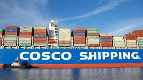 Ładunku statku COSCO odpryskiwania himalaje manewruje w port Oakland zdjęcia royalty free Ładunku statku COSCO odpryskiwania himalaje manewruje w port Oakland zdjęcia royalty free