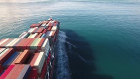Ładunku zbiornika statek żegluje przez morza, ocean fala w otwartej wodzie zbiory Ładunku zbiornika statek żegluje przez morza, ocean fala w otwartej wodzie zbiory