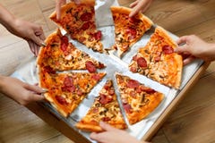 Łasowania jedzenie Ludzie Bierze pizza plasterki Przyjaciela czas wolny, Szybki F fotografia royalty free Łasowania jedzenie Ludzie Bierze pizza plasterki Przyjaciela czas wolny, Szybki F fotografia royalty free