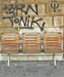 Ławki i graffiti w tle obraz stock Ławki i graffiti w tle obraz stock