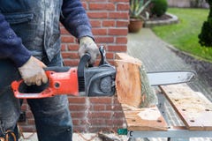 Łańcuch zobaczył tnącego drewno zdjęcia stock Łańcuch zobaczył tnącego drewno zdjęcia stock