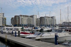Łodzie cumowali przy Niepodległym schronieniem, Eastbourne, Anglia fotografia stock Łodzie cumowali przy Niepodległym schronieniem, Eastbourne, Anglia fotografia stock