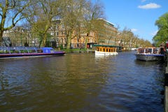 Łodzie na Amsterdam Kanałowej rzece - holandie Zdjęcie Stock Łodzie na Amsterdam Kanałowej rzece - holandie Zdjęcie Stock