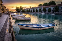 Łodzie w porcie na Jeziornym Gardzie, Peschiera Del Garda fotografia stock Łodzie w porcie na Jeziornym Gardzie, Peschiera Del Garda fotografia stock