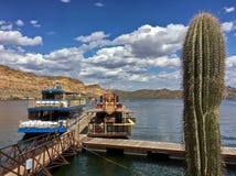 Łódkowaty Marina przy Saguaro jeziorem w Tonto lesie państwowym, Arizona, usa obraz stock Łódkowaty Marina przy Saguaro jeziorem w Tonto lesie państwowym, Arizona, usa obraz stock