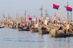 Łódkowaty transport przy Kumbha Mela, India obraz stock Łódkowaty transport przy Kumbha Mela, India obraz stock