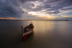 Łódź przy muara beting plażą, bekasi Indonesia zdjęcia stock Łódź przy muara beting plażą, bekasi Indonesia zdjęcia stock