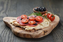 Ściska z pita chlebowym salami dalej warzywami i zdjęcia stock Ściska z pita chlebowym salami dalej warzywami i zdjęcia stock