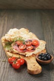 Ściska z pita chlebowym salami dalej warzywami i obrazy stock Ściska z pita chlebowym salami dalej warzywami i obrazy stock