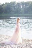 Śliczna kobieta w lato sukni pozycji na plażowym dopatrywaniu zmierzch Czecha styl odzież Piękny dziewczyny odprowadzenie na być zdjęcie stock Śliczna kobieta w lato sukni pozycji na plażowym dopatrywaniu zmierzch Czecha styl odzież Piękny dziewczyny odprowadzenie na być zdjęcie stock