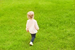Śliczna mała dziewczynka bawić się w lato parku koncepcja szczęśliwa rodzina Natury scena z rodzinnym plenerowym stylem życia Pię obrazy stock Śliczna mała dziewczynka bawić się w lato parku koncepcja szczęśliwa rodzina Natury scena z rodzinnym plenerowym stylem życia Pię obrazy stock