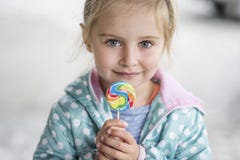 Śliczna mała dziewczynka z cukierkiem fotografia stock Śliczna mała dziewczynka z cukierkiem fotografia stock