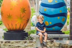 Śliczna małe dziecko chłopiec z królików ucho ma zabawę z tradycyjnymi Wielkanocnymi jajkami tropi, outdoors r Berbeć fi Zdjęcia Royalty Free Śliczna małe dziecko chłopiec z królików ucho ma zabawę z tradycyjnymi Wielkanocnymi jajkami tropi, outdoors r Berbeć fi Zdjęcia Royalty Free