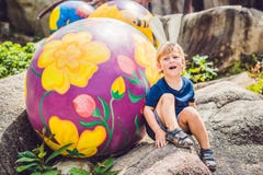 Śliczna małe dziecko chłopiec z królików ucho ma zabawę z tradycyjnymi Wielkanocnymi jajkami tropi, outdoors r Berbeć fi Fotografia Stock Śliczna małe dziecko chłopiec z królików ucho ma zabawę z tradycyjnymi Wielkanocnymi jajkami tropi, outdoors r Berbeć fi Fotografia Stock