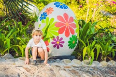 Śliczna małe dziecko chłopiec z królików ucho ma zabawę z tradycyjnymi Wielkanocnymi jajkami tropi, outdoors r Berbeć fi Zdjęcie Stock Śliczna małe dziecko chłopiec z królików ucho ma zabawę z tradycyjnymi Wielkanocnymi jajkami tropi, outdoors r Berbeć fi Zdjęcie Stock