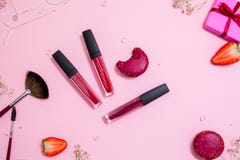 Śliczna różowa płaska layand pomadka z wargi glosą w centrum wspaniały styl obrazy royalty free Śliczna różowa płaska layand pomadka z wargi glosą w centrum wspaniały styl obrazy royalty free