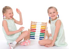 Śliczna siostry praca w Montessori środowisku. obraz stock Śliczna siostry praca w Montessori środowisku. obraz stock