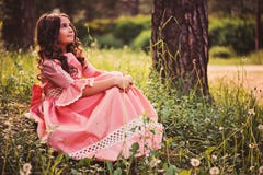 Śliczna szczęśliwa dziecko dziewczyna w bajki princess sukni na spacerze w lecie zdjęcie stock Śliczna szczęśliwa dziecko dziewczyna w bajki princess sukni na spacerze w lecie zdjęcie stock