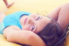 Ślicznej małej dziewczynki relaksujący lying on the beach na nadmuchiwanej materac w górę portreta fotografia stock Ślicznej małej dziewczynki relaksujący lying on the beach na nadmuchiwanej materac w górę portreta fotografia stock