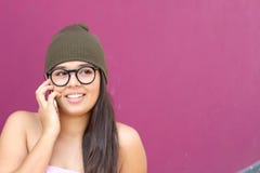 Śliczny influencer dzwoni telefonem zdjęcie royalty free Śliczny influencer dzwoni telefonem zdjęcie royalty free