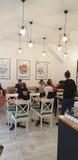 Śliczny sklep z kawą w Timisoara Rumunia hygge deserów wygodnym gofrze i wielkich caffeinated napojach fotografia royalty free Śliczny sklep z kawą w Timisoara Rumunia hygge deserów wygodnym gofrze i wielkich caffeinated napojach fotografia royalty free