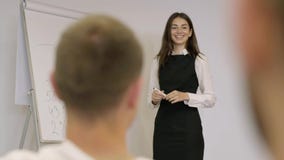 Śliczny ufny bizneswoman przedstawia nowego projekt partnery z trzepnięcie mapą Lider zespołu daje prezentacji zbiory Śliczny ufny bizneswoman przedstawia nowego projekt partnery z trzepnięcie mapą Lider zespołu daje prezentacji zbiory