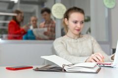 Śliczny żeński Freelancer pracuje na laptopie w otwartej przestrzeni biurze zdjęcie royalty free Śliczny żeński Freelancer pracuje na laptopie w otwartej przestrzeni biurze zdjęcie royalty free