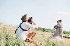 Ślubny fotograf bierze obrazki państwo młodzi w naturze, sztuki piękna fotografia Zdjęcie Royalty Free Ślubny fotograf bierze obrazki państwo młodzi w naturze, sztuki piękna fotografia Zdjęcie Royalty Free