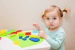 Śmieszna jeden roczniak dziewczyna bawić się z kolorowym ciastem lub daycare w domu zdjęcie royalty free Śmieszna jeden roczniak dziewczyna bawić się z kolorowym ciastem lub daycare w domu zdjęcie royalty free