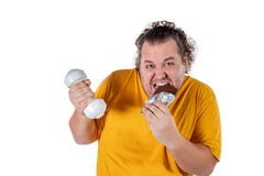 Śmieszny gruby mężczyzna je niezdrowego jedzenie i próbuje brać ćwiczenie odizolowywającego na białym tle obraz royalty free Śmieszny gruby mężczyzna je niezdrowego jedzenie i próbuje brać ćwiczenie odizolowywającego na białym tle obraz royalty free